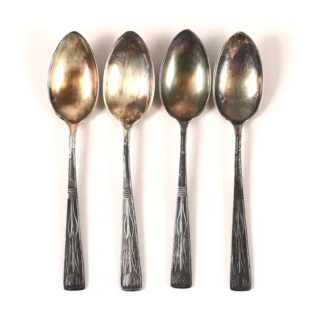 Fyra moccaskedar med tulpandekor, längd 108mm, silver Vikt: 41 g