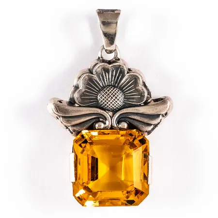 Vintage Hänge 1940-tal i silver med gul/orange sten (15 x 15 mm). Det är 16 - 25mm brett, 39 mm långt inkl. ögla och väger 13,8g. Stämplad X8 (1948), PE (Per Emilsson, Laholm), silver & kattfot. Något nötta fasetter, annars i fint skick. 