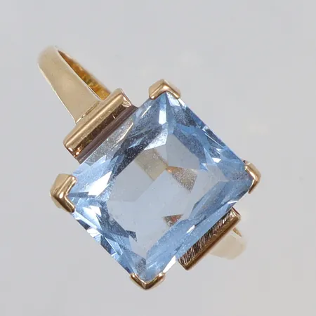 Ring med fasettslipad blå sten, troligen syntetisk spinell, stl 21¼ bredd 1,5-12mm, liten skada på stenen, GVH (Guldvaruhuset Aktiebolag) Stockholm 1946, 18K Vikt: 4,9 g