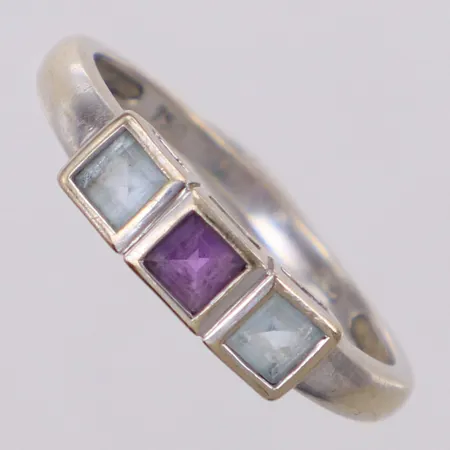 Ring stl 17½, lila sten och vita stenar, repor, bredd 1,6-4,2mm, vitguld, 18K Vikt: 2,2 g