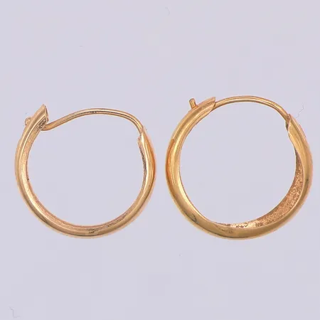 2 Örhängen, udda, 11/12mm, skeva, 18K Vikt: 0,6 g
