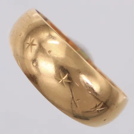 Ring stl 18, bredd 2-7,6mm, mönsterdekor, repor, skev, 18K Vikt: 1,6 g