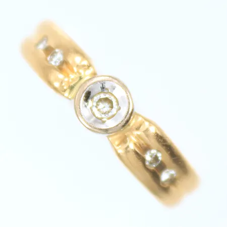 Ring med vita stenar, stl 18½, bredd 3,5-5mm, 18K, 3,5g Vikt: 3,5 g