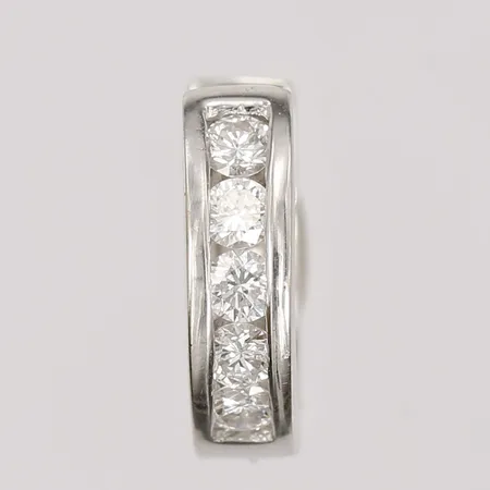 Ett udda örhänge med briljantslipade diamanter, 5 x ca 0,04ct, Ø 12mm, bredd 4mm, 18K vitguld Vikt: 1,8 g