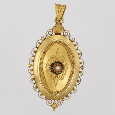 Medaljong/hänge med filigranarbete, emalj samt naturlig halvpärla, tillverkad i Stockholm år 1881, bucklig, samt öppen ögla, 18K guld, bruttovikt: 13,8gr Vikt: 13,8 g