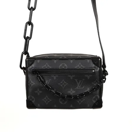 Väska, Louis Vuitton, Mini Soft Trunk Monogram Eclipse, monogramcanvas med svärtade beslag och skinndetaljer, invändigt fodrad, fack, ca 12x18x8cm, datumkod Frankrike 2021, kvitto från Louis Vuitton, Milano, 2024, smärre slitage. 