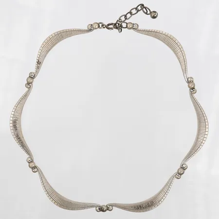 Collier med mönsterdekor, justerbar längd 34-39cm, bredd 7mm, silver Vikt: 17 g