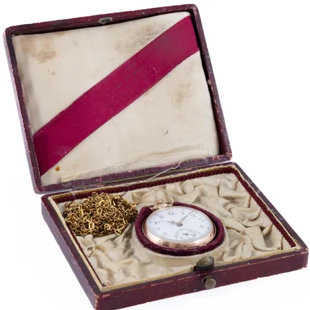 Defekt mormorsur i 14K guld. Boett Ø 33,4 mm. Innerlock i gulmetall. Bruttovikt 30,2g. Ask och metallkedja medföljer. Kronan är lös- går inte att dra upp.