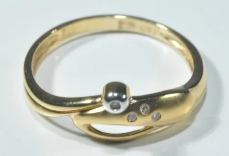 Ny ring med briljanter 0,02ct18k 2,1 gr Ø 17 mm B 2-7 mm Vikt: 2,1 g