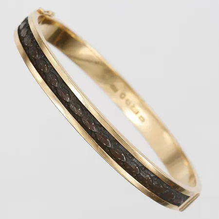 Stelt armband, Ø60mm, bredd 8mm, bård i oädel metall, gravyr, 18K Vikt: 34,9 g