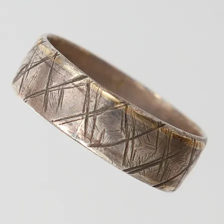 Ring med dekor, stl: 20¾, bredd 7,5mm, Silver 830/1000. Vikt: 4,7 g