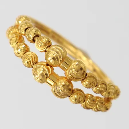 Ring med dekor av kulor, stl 16¾, bredd ca 1,5-6,5mm, 21K Vikt: 2,3 g