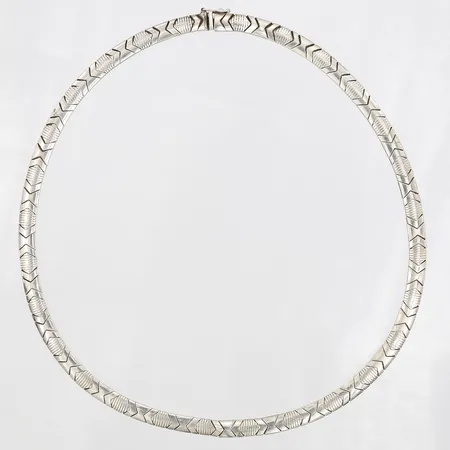 Collier, längd 43cm, bredd 6mm, skadad i länken, 830/1000 silver Vikt: 28,1 g
