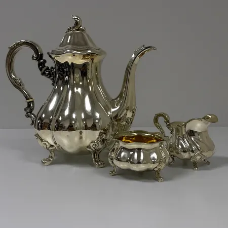 Kaffeservis i tre delar, rokokostil, bestående av kaffekanna, mjölkkanna samt sockerskål, ca 5,5-23cm, svenska importstämplar, 830/1000 silver, 862,8g.