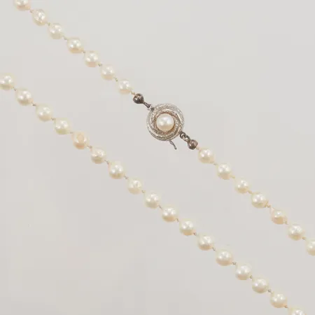 Pärlcollier, odlade sötvattenpärlor, 75cm, bredd: 6,1mm, behöver träs om, flertalet pärlor med slitage, silverlås med pärla, 925/1000 silver Vikt: 0 g