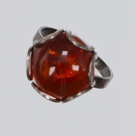 Ring med bärnsten stl 17½ bredd 2-14mm, silver 830/1000 Vikt: 3 g