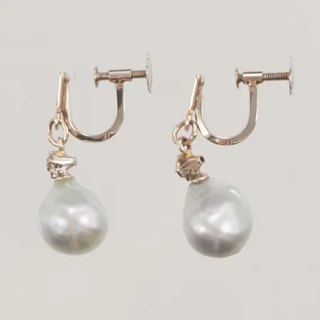 Örhängen, oregelbundna pärlor, 25x10mm, skruvfästen, etui, vitguld, 18K, 4,8g.