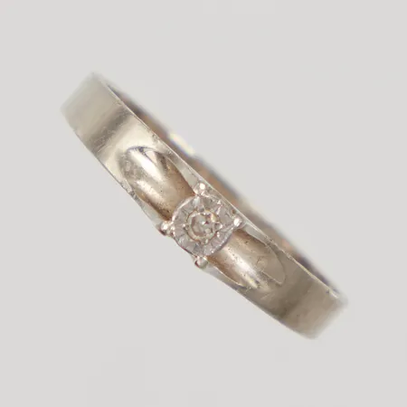 Ring, 8/8slipad diamant 1x ca 0,01ct, stl 17, skadad skena, vitguld 18K  Vikt: 1,8 g