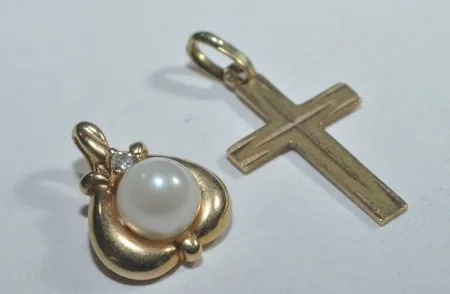 2 hängen: kors / pärla med sten 18k 1,5 g Vikt: 1,5 g