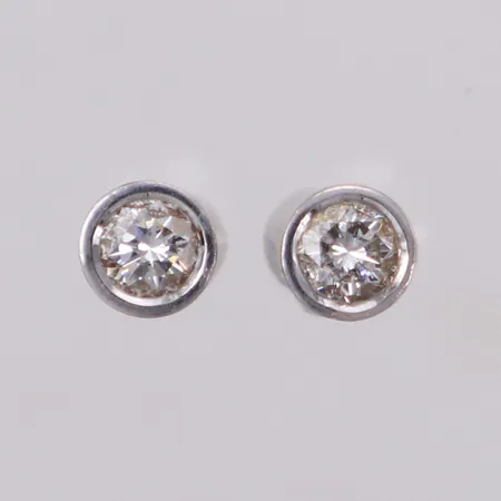 Ett par Örhängen med diamanter 2x ca 0,16ct, TCr/VS1, stoppas saknas, höjd ca 3,7mm, vitguld, 18K Vikt: 1,2 g