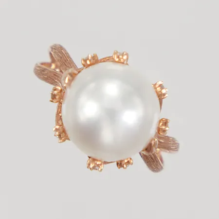 Ring, diamanter 8x ca 0,009ct samt odlad pärla Ø 10,7mm, stl 15¾, roséguld 18K Vikt: 4,8 g