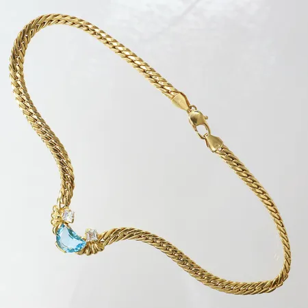 Skrot Collier med blå och vita stenar, längd ca 38cm, bredd 6,5-17,5mm, ihålig, 18K.  Vikt: 32,6 g