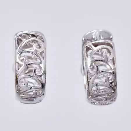 Ett par örhängen Ø 14mm, bredd ca 6mm, silver Vikt: 2,4 g