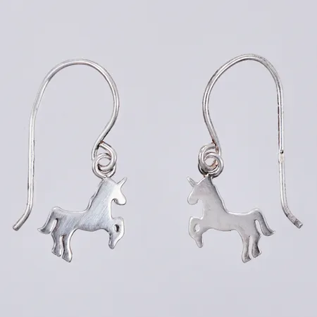 Ett par örhängen med hästar, längd: ca 2,2cm, bredd: ca 6-8mm, 925/1000 Silver Vikt: 0,9 g