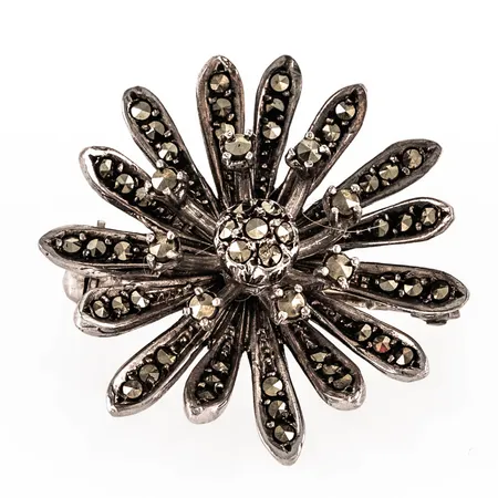 Brosch i silver (835/1000): Blomma med markasiter. Det är 27 x 27 mm och väger 7,2g. 