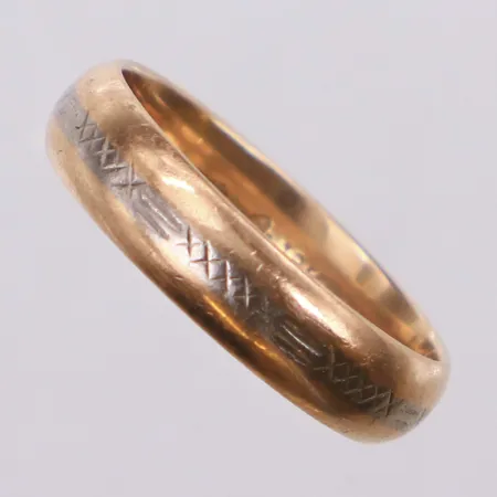 Ring stl 16¾, bredd 4,5mm, band i vitguld med mönsterdekor, 18K Vikt: 4,2 g