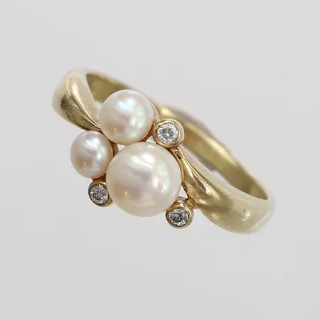 Ring med odlade pärlor och vita stenar, stl: 18¾, bredd 2-10mm,  8K. Vikt: 2,8 g