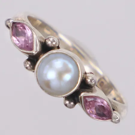 Ring med pärla och rosa stenar, stl 18, bredd 6mm, GHA, 925/1000 silver Vikt: 3,3 g