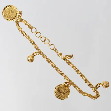 Armband fyra berlocker, längd 18,5-19cm, bredd 3mm, buckligt, 21K. Vikt: 5,8 g