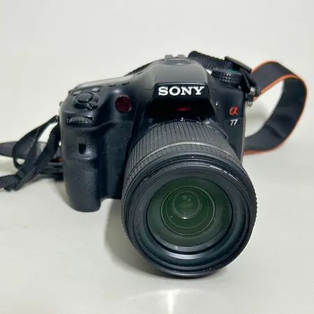 Kamera Sony Alpha SLT-A77V, serienr 4720783 med objektiv Tamron 18-200mm F 3,5-6,3, laddare Skickas med postpaket.