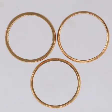 Tre ringar, släta med gravyr, 18K Vikt: 7,5 g