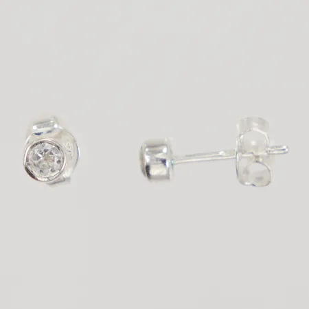 Ett par örhängen med vit sten, Ø4,2mm, stift, nagg, 925/1000 silver, Vikt: 0,9 g