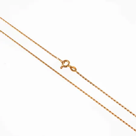 Kedja, Irrgång i 18K guld. Den är 43 cm lång, 1 mm bred och väger 2,2g. Fint skick.  Stämplad 750, svensk importstämpel. Springring. 