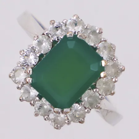 Ring med grön/vita stenar, defekt, vitguld, 18K Vikt: 4,9 g