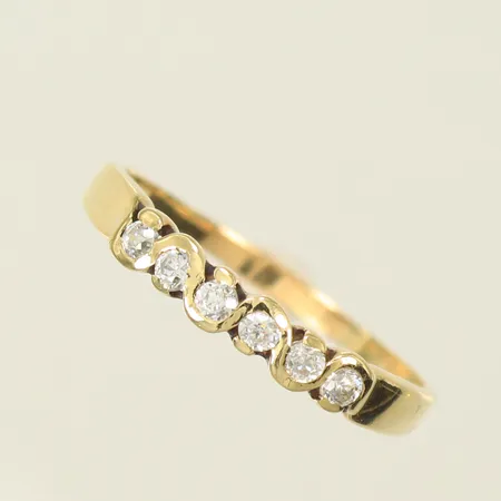 Ring med 6 vita stenar, stl 19¼ bredd 2-3,5mm, ojämn skena, 14K Vikt: 2,3 g