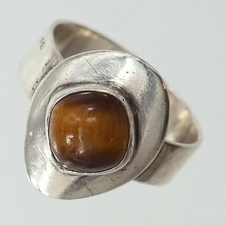 Ring med tigeröga, stl 18¼, bredd ca 5,5-17mm, 835/1000 silver Vikt: 3,5 g