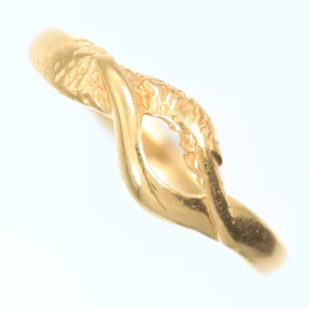 Ring, stl 19, bredd 2-7mm, 18K, 2,4g Vikt: 2,4 g