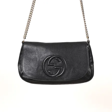 Väska, Gucci, Soho, numrerad 336752 213317, svart präglat läder, beslag och kedja i kromad metall, fodrad insida med fack varav ett med dragkedja, ca 16x26x6cm, dustbag, kvitto 2015, Birger Jarlsgatan, Stockholm, ställvis hårt bruksslitage, nötta kanter, invändigt fläckar.   