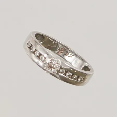 Ring med diamanter 15 x ca. 0,01ct, Ø18, bredd: 3,6-5,1mm, gravyr, vitguld, 18K, 4,1g.