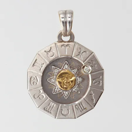 Hänge med briljantslipade diamanter 1 x ca 0,03ct, 8 x ca 0,0075ct, 30x23mm ink ögla, vitguld 18K. Vikt: 8 g