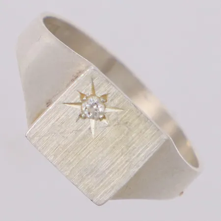 Klackring med vit sten, stl 20, bredd 3-9mm, 925/1000 silver Vikt: 2,8 g