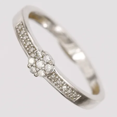 Ring med briljantslipade diamanter, totalt ca 0,13ct, kvalitet ca W(H)/SI, stl:19¼, tillverkad av Guldfynd AB, 18K vitguld Vikt: 3,1 g