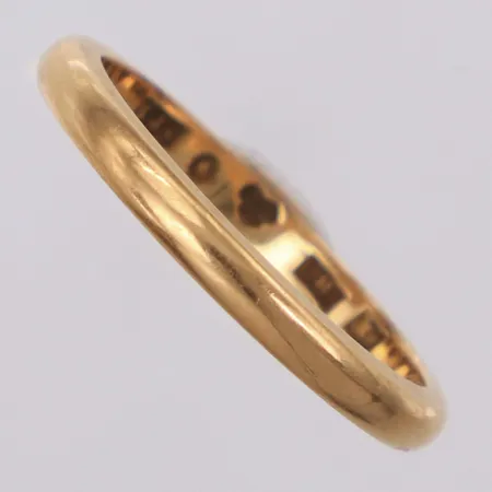 Ring stl 19, bredd 2,6mm, gravyr, 18K Vikt: 4,3 g