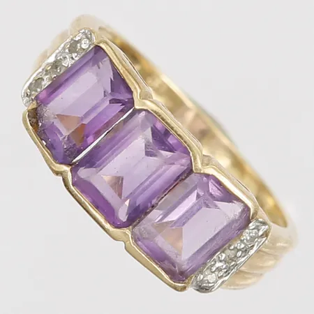 Ring med tre ametister, en defekt/skadad, samt åttkantsslipade diamanter 6 x ca 0,005ct, stl: 16¾, 18K guld Vikt: 3,7 g