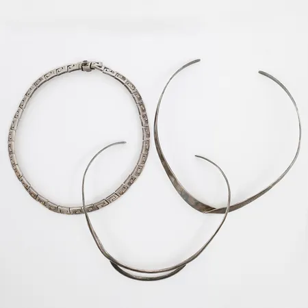 Tre collier, defekta, silver. Vikt: 149,1 g