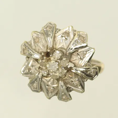 Ring tvåfärgad med vita stenar, stl 18, bredd 3-18mm, 1 sten saknar, limrester, 14K 5,8g totalt.